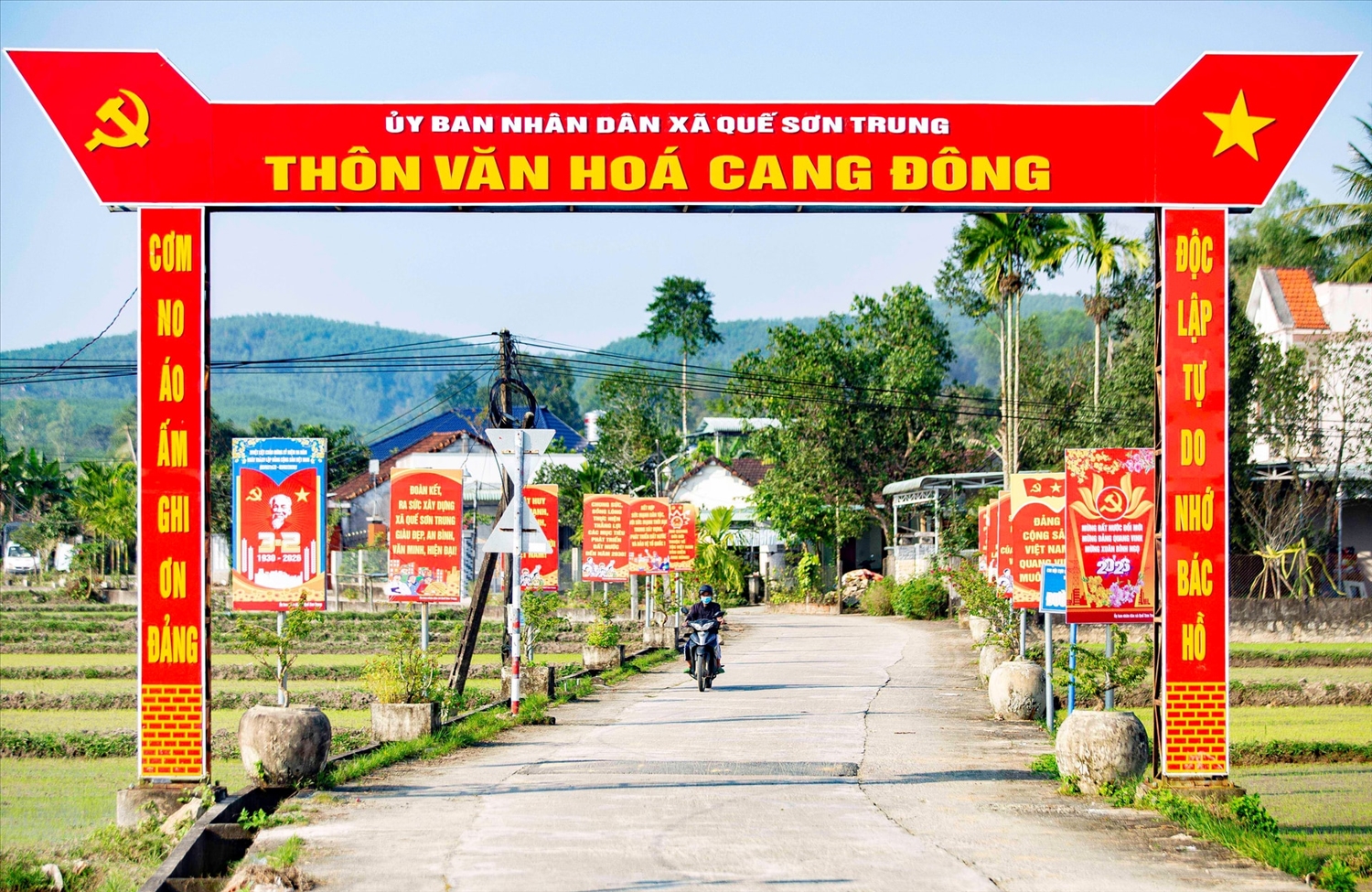 Thôn văn hóa Cang Đông, xã Quế Sơn Trung, TP. Đà Nẵng ngập tràn sắc cờ hoa, biểu ngữ chào mừng Đại hội XIV của Đảng (Ảnh MH).