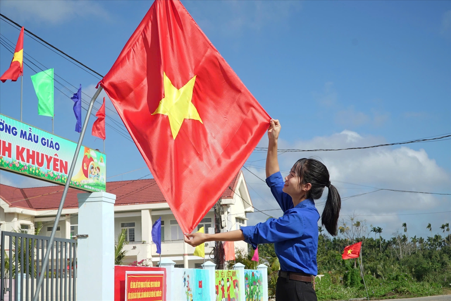 Người dân các buôn làng treo cờ Tổ quốc hướng về Đại hội đại biểu toàn quốc lần thứ XIV của Đảng