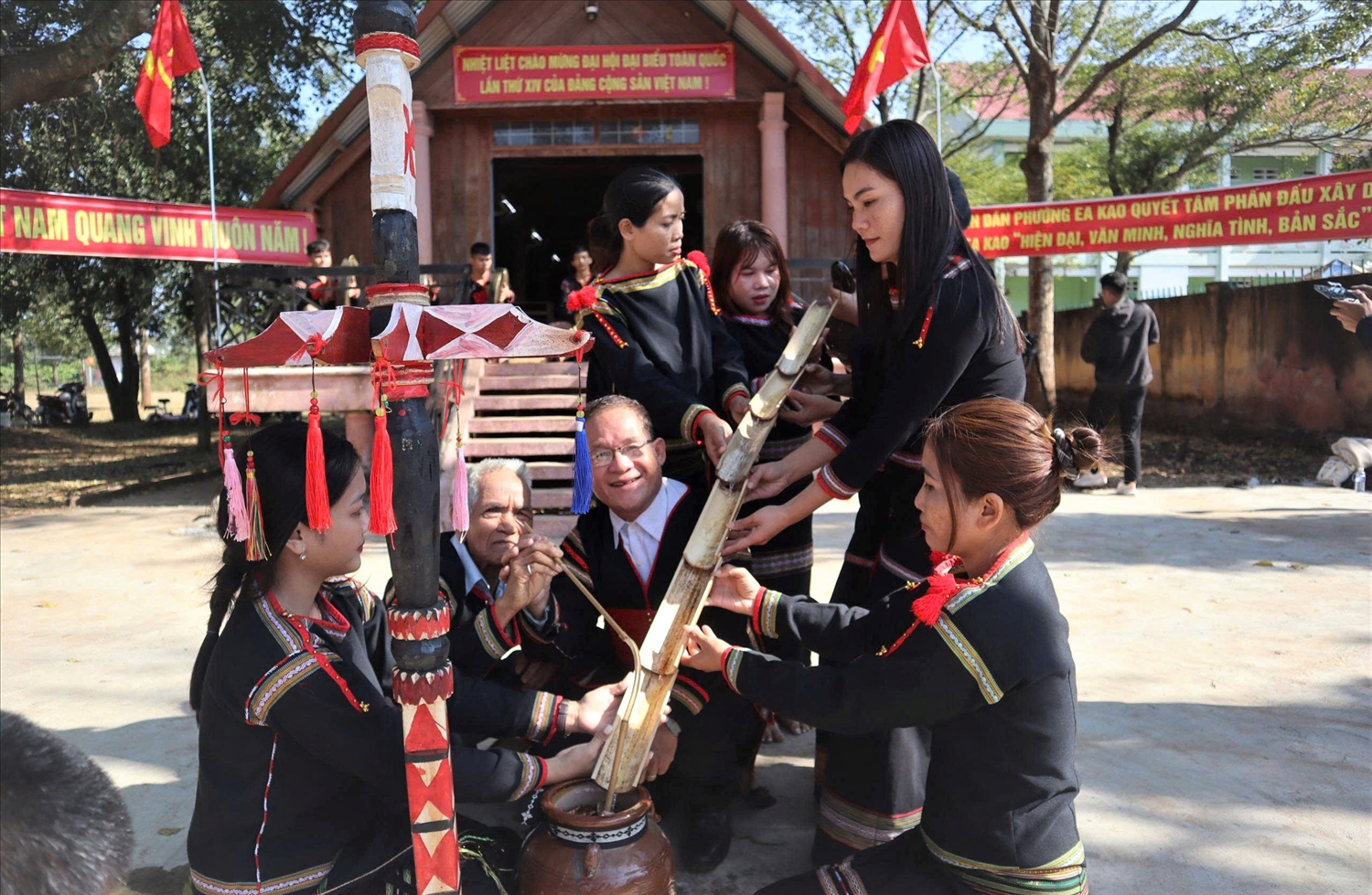 Bà con buôn làng tổ chức các hoạt động văn hóa, văn nghệ chào mừng Đại hội đại biểu toàn quốc lần thứ XIV của Đảng