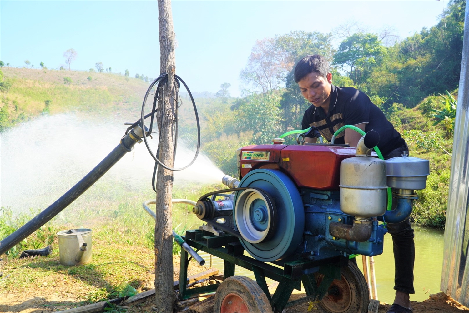 Anh A Phải, Bí thư Chi bộ kiêm Trưởng thôn La Giông, xã Đăk Tờ Kan là người tiên phong trồng cà phê, đào ao trữ nước, đầu tư máy tưới công suất lớn phục vụ sản xuất để người dân làm theo. (Ảnh: Ngọc Chí)
