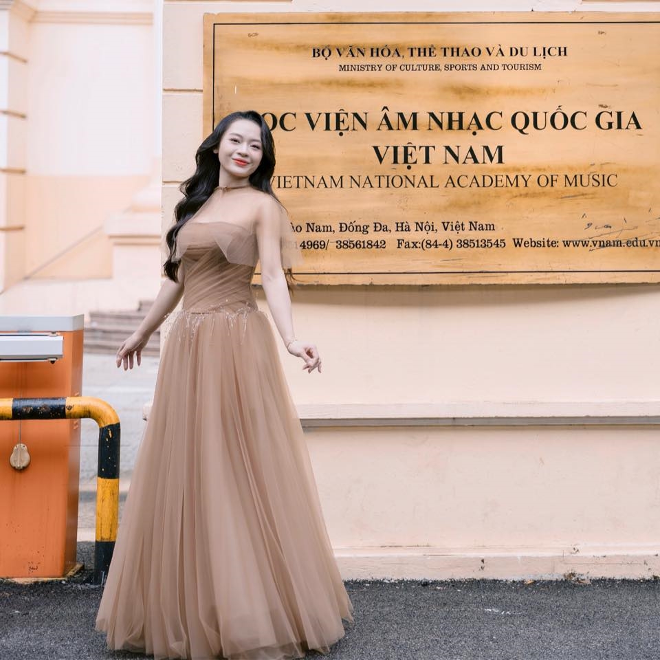 Chỉ cần bạn kiên trì, bản làng xa xôi sẽ là bệ phóng vững chãi nhất để bạn bay cao và vươn xa, Hà Thúy Quyên xúc động chia sẻ