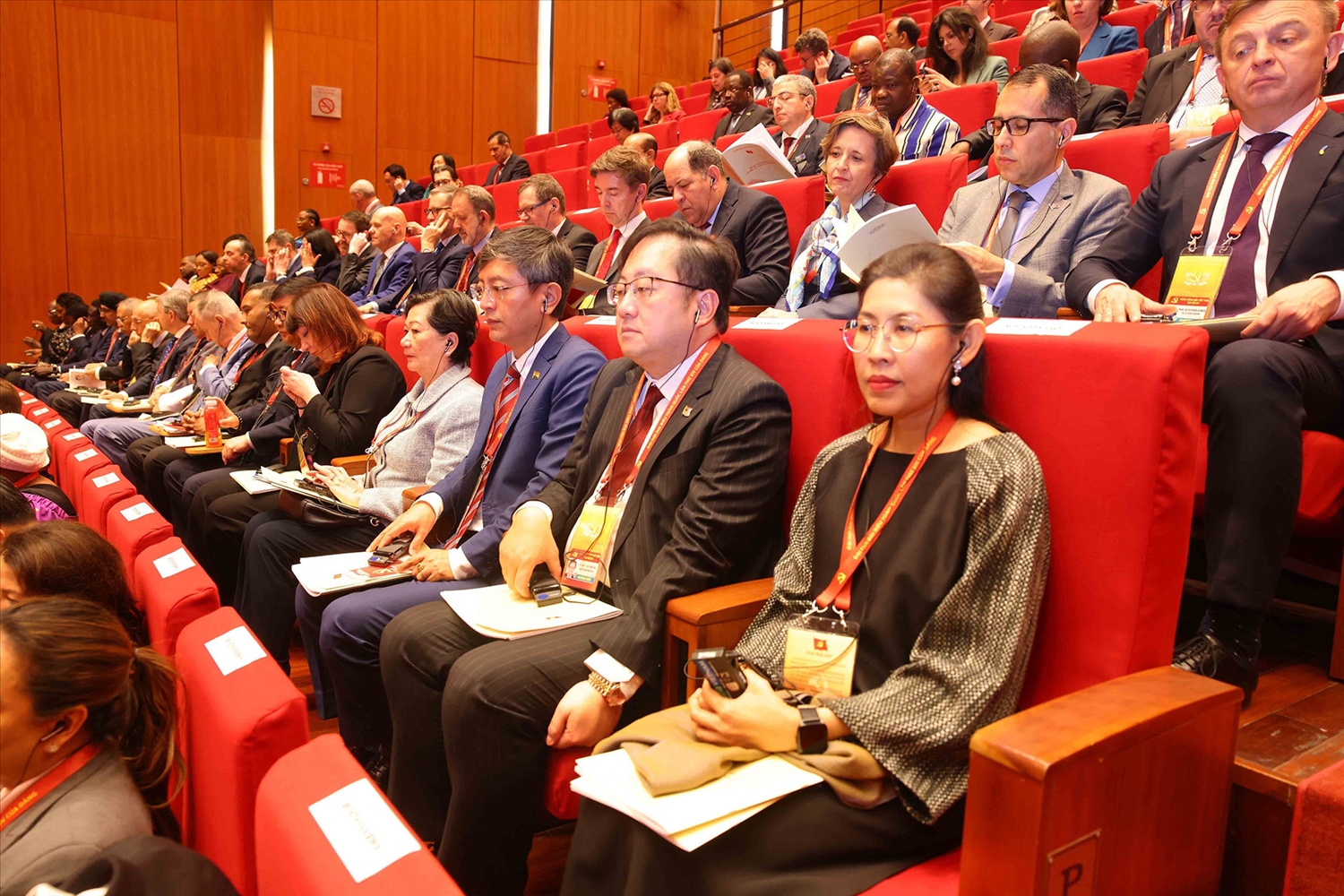 Các Đại sứ, Trưởng cơ quan đại diện ngoại giao nước ngoài tại Việt Nam dự phiên khai mạc đại hội