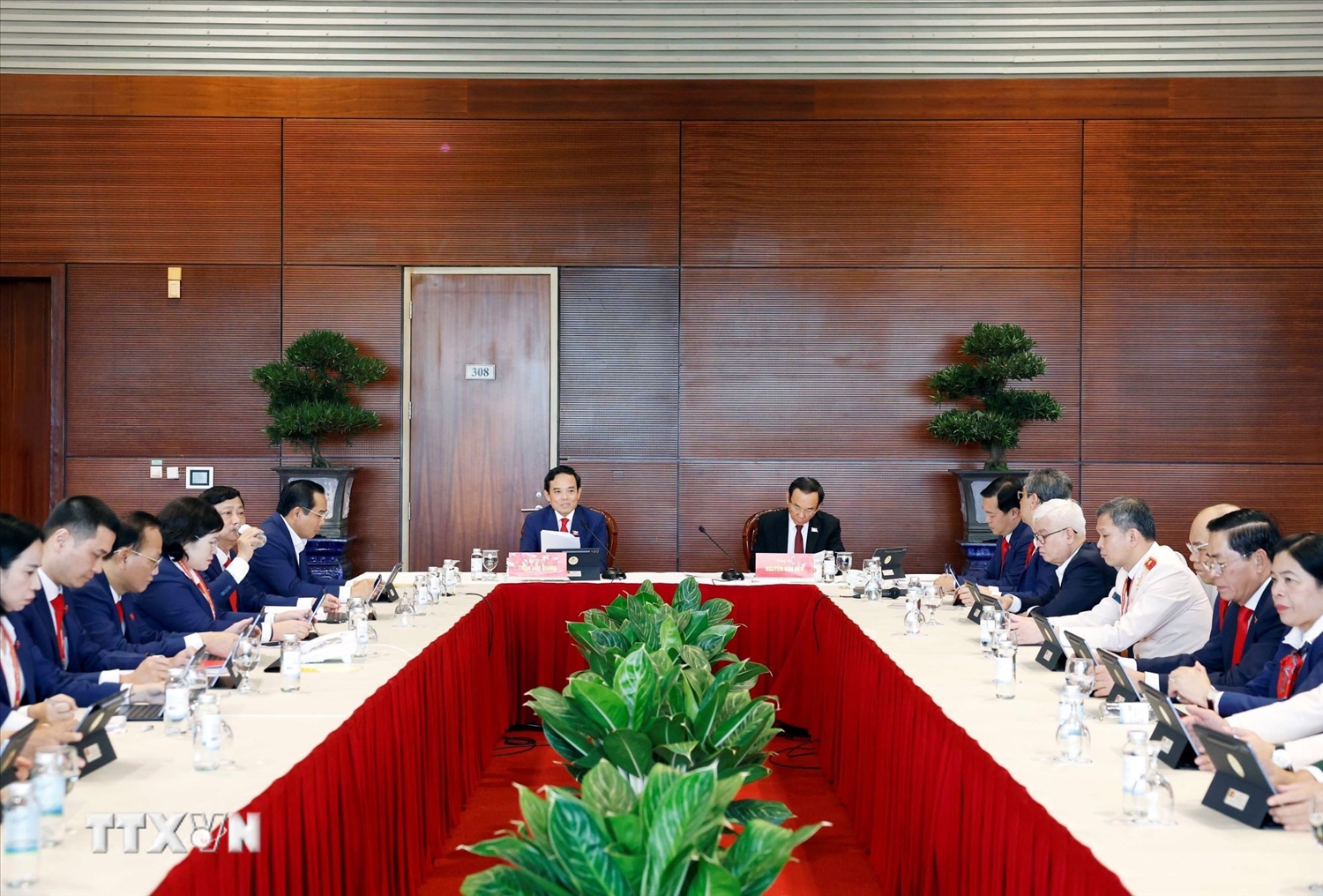 Đoàn đại biểu Đảng bộ Thành phố Hồ Chí Minh thảo luận các văn kiện Đại hội tại Đoàn. (Ảnh: TTXVN)