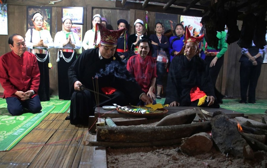 Thầy Mo thực hiện nghi thức cúng tại bếp để xua đuổi những điều không tốt 