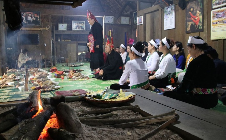 Tục cúng vía cho bếp (khồông bếp) là nghi lễ quan trọng khi sửa bếp của người Mường, đây không chỉ là việc sửa lại nơi nấu nướng mà còn mang ý nghĩa tâm linh sâu sắc,