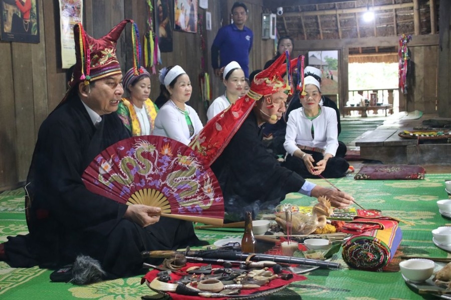 Buổi lễ cúng do Nghệ nhân Nhân dân Mo Mường Bùi Văn Minh chủ trì 