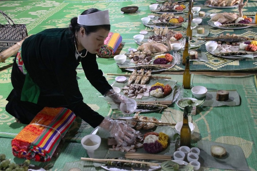 Lễ cúng vía bếp được đồng bào Mường chuẩn bị trang trọng với đầy đủ 12 mâm cỗ cúng