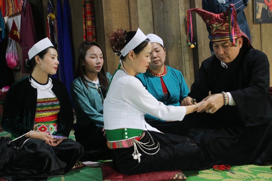 Và buộc chi cổ tay cho mọi người để cầu mong những điều an lành