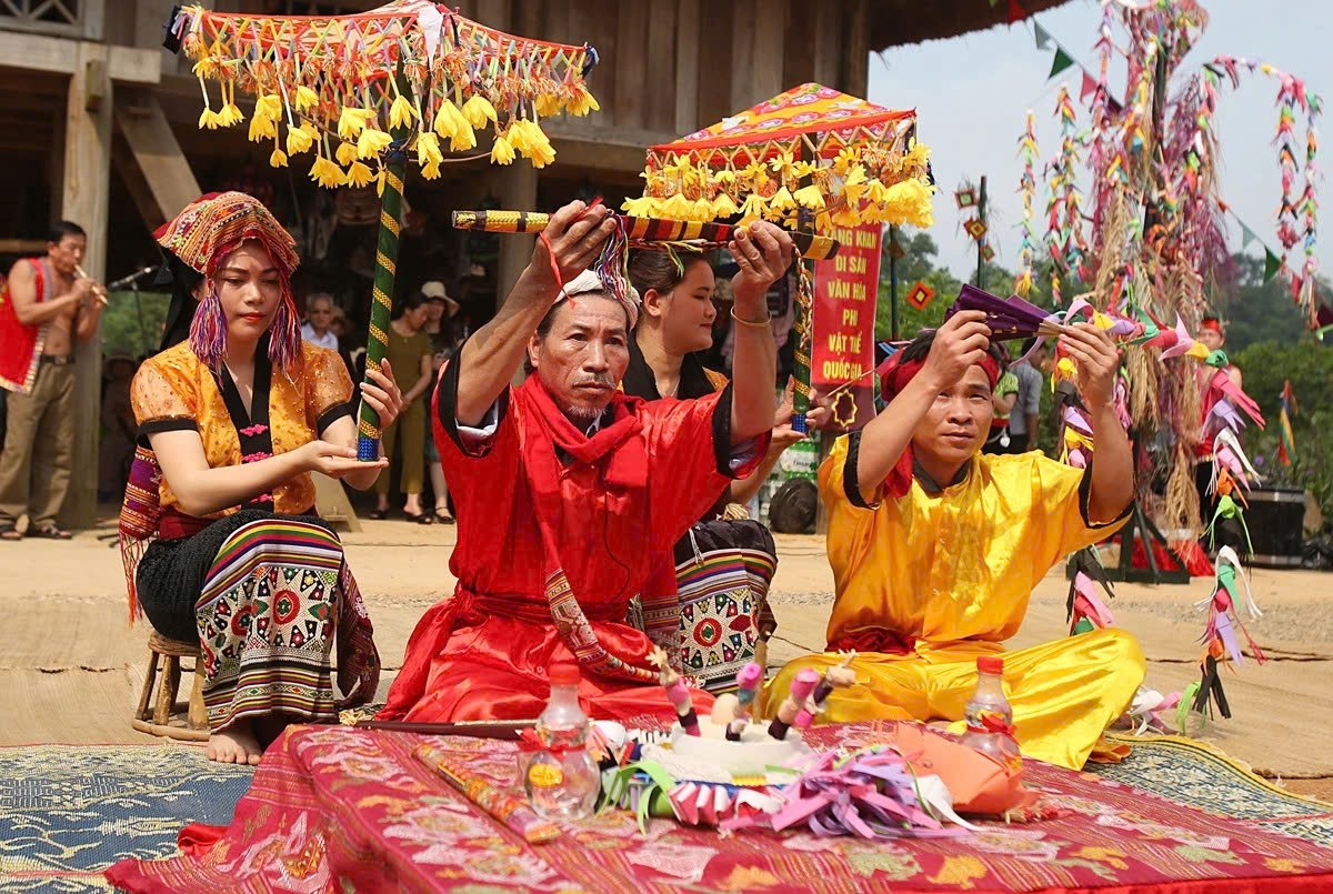 Giá trị độc đáo của Lễ Xăng Khan còn nằm ở kho tàng tri thức dân gian. Những bài cúng của thầy mo là các trường ca, sử thi bằng văn vần.