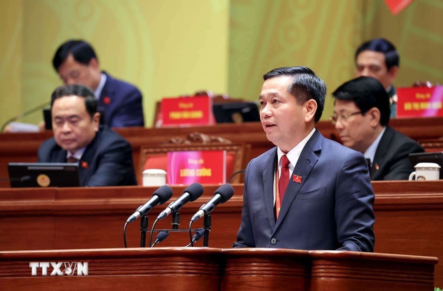 Đồng chí Nguyễn Long Hải, Ủy viên dự khuyết Ban chấp hành Trung ương Đảng, Phó Bí thư Thường trực Đảng ủy các cơ quan Đảng Trung ương, trình bày tham luận “Nâng tầm công tác tham mưu chiến lược; xây dựng Đảng bộ các cơ quan Trung ương trong sạch, vững mạnh, tiêu biểu”. (Ảnh: TTXVN) 