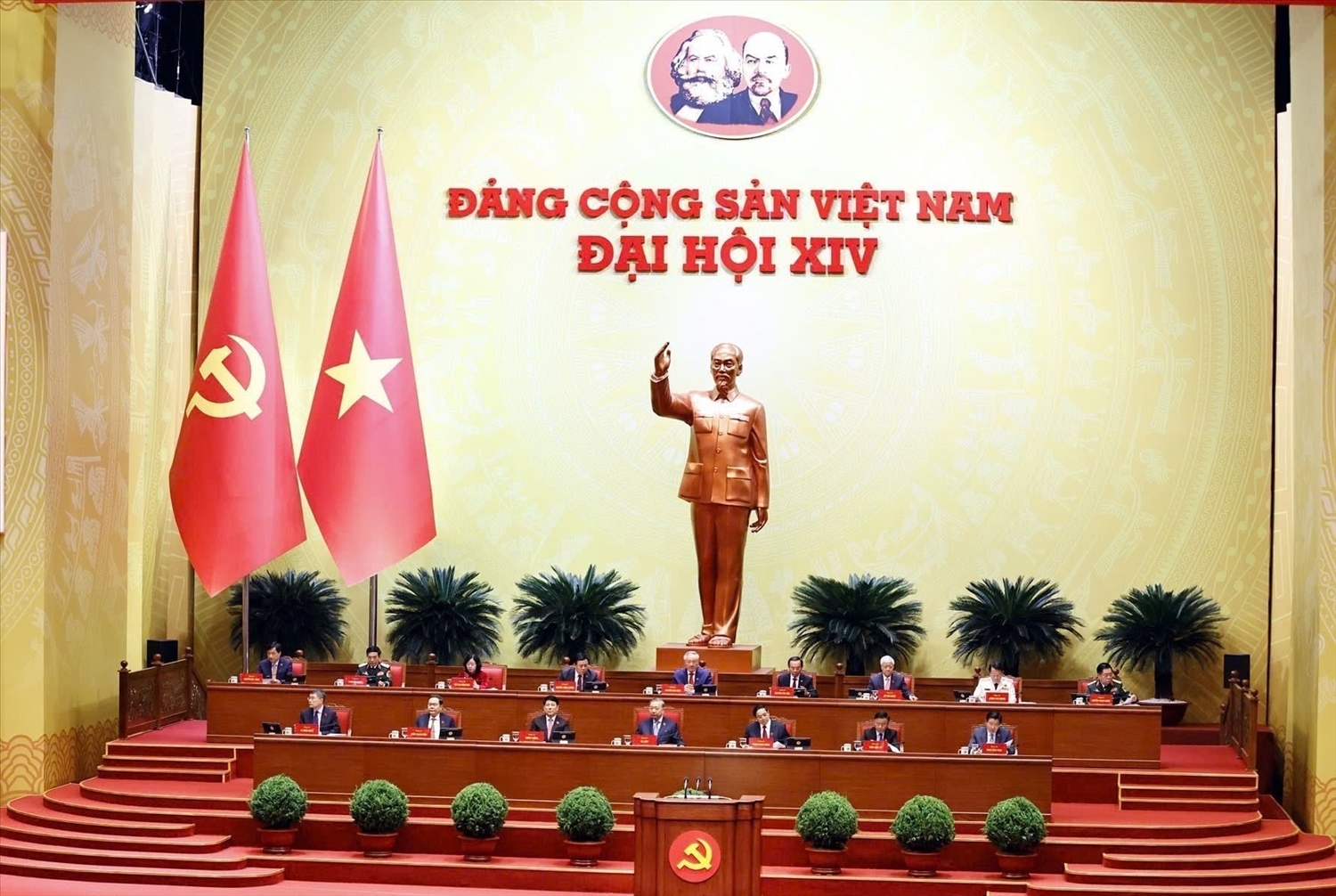 Đoàn Chủ tịch điều hành phiên thảo luận tại Hội trường về các văn kiện trình Đại hội XIV của Đảng. (Nguồn: https://daihoidangtoanquoc.vn)