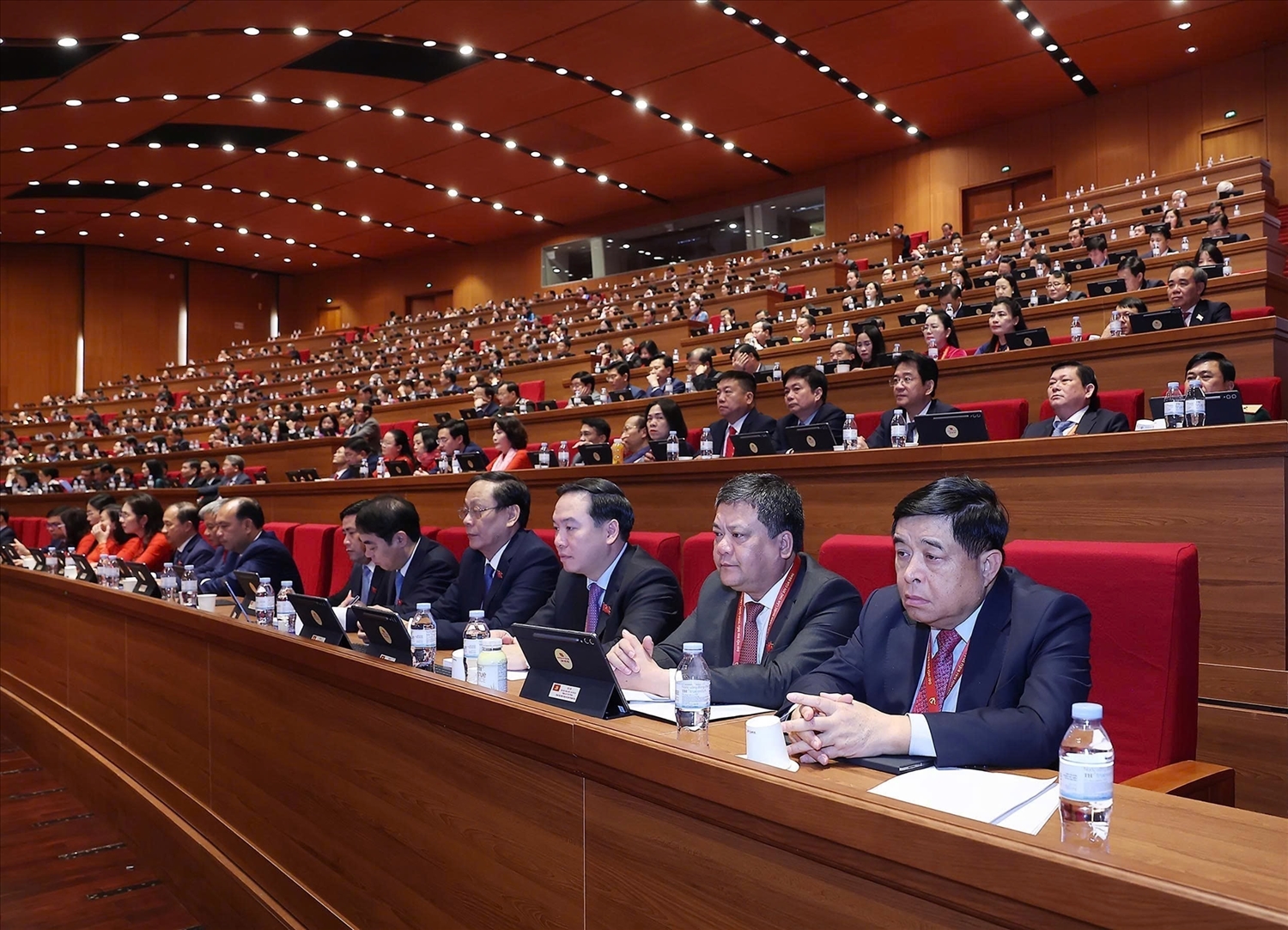 Các đại biểu dự phiên thảo luận tại Hội trường về các văn kiện trình Đại hội XIV của Đảng. (Nguồn: https://daibieunhandan.vn)