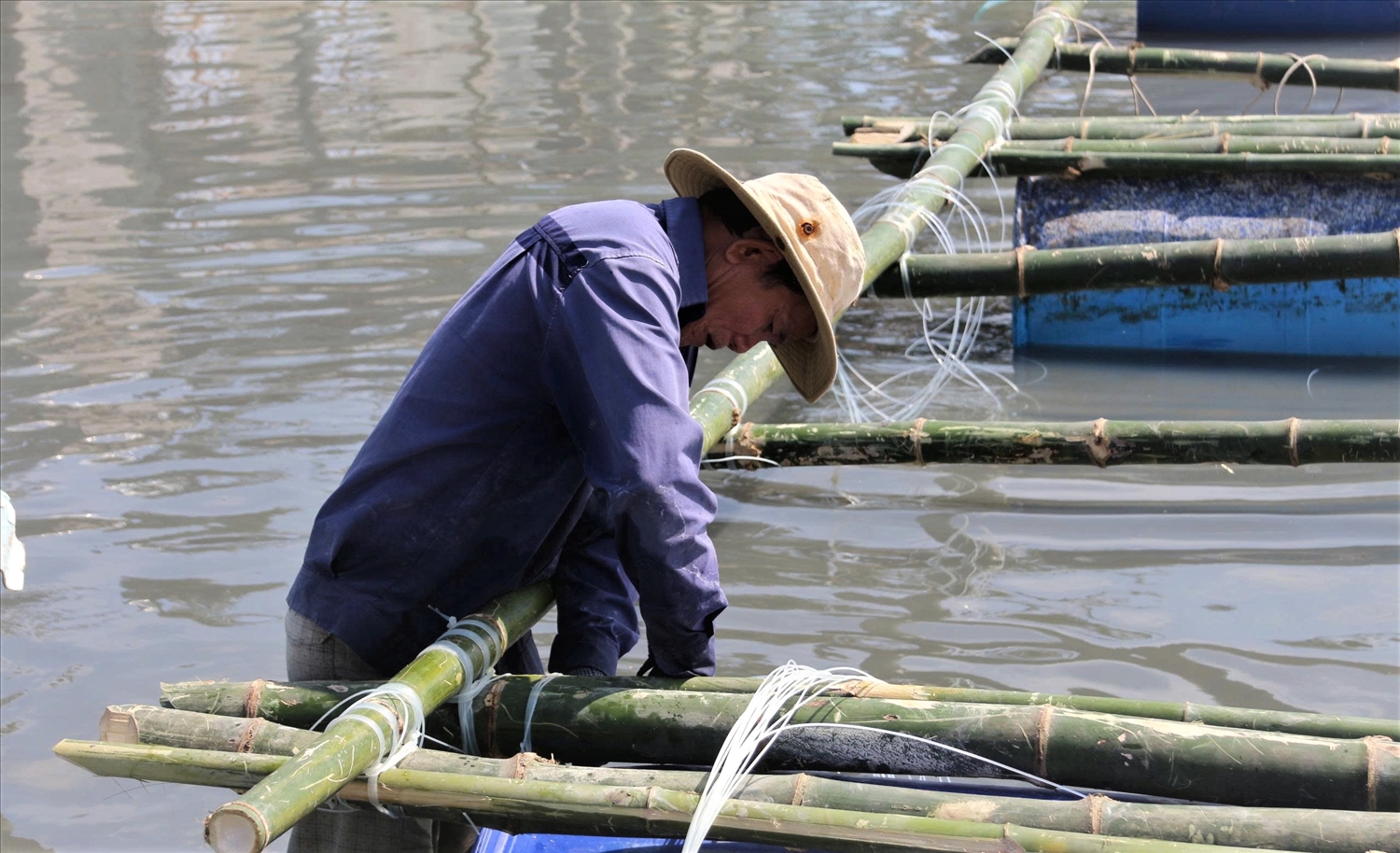 Ngư dân tận dụng tối đa những vật liệu có sẵn để sửa chữa