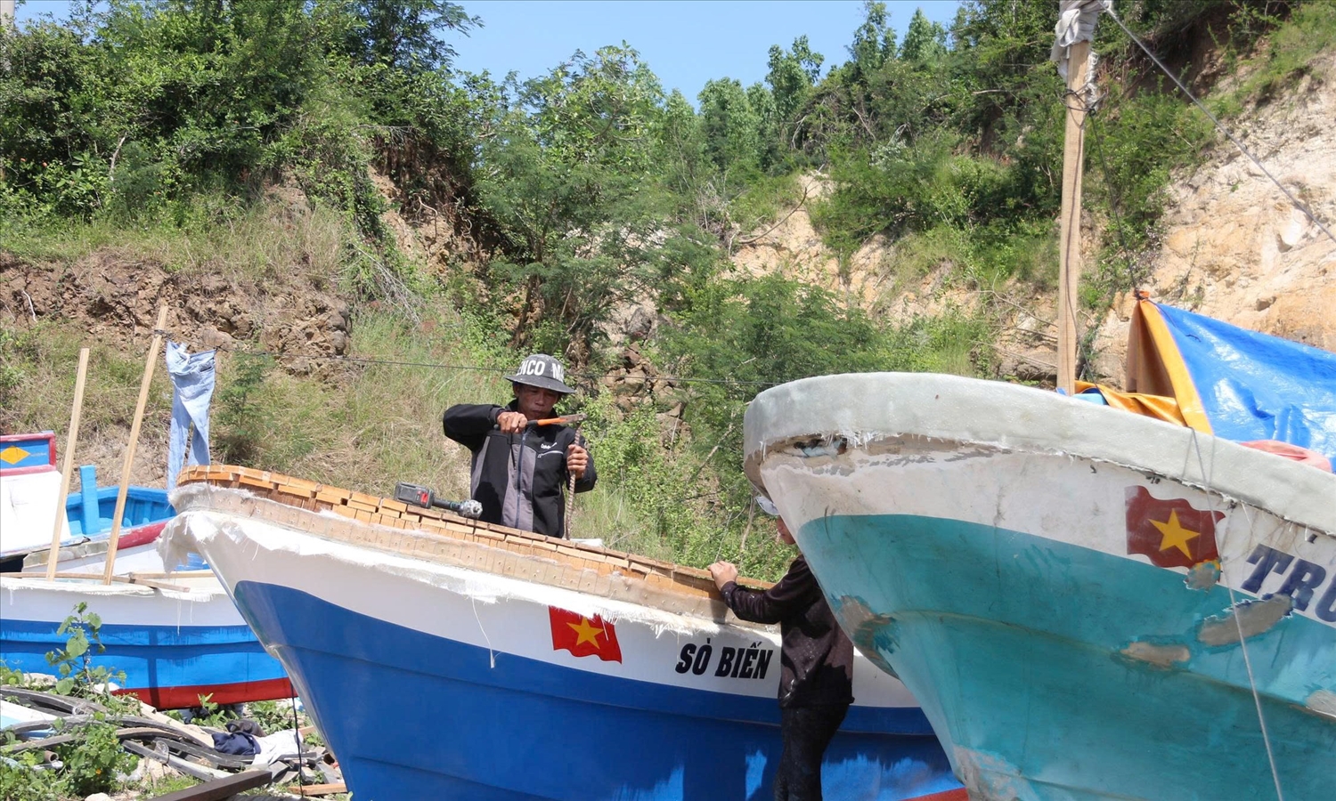 Ngư dân khôi phục lồng bè, nhiều ngư dân cũng tranh thủ sửa chữa tàu thuyền bị hư hỏng, mong sớm vươn khơi trở lại