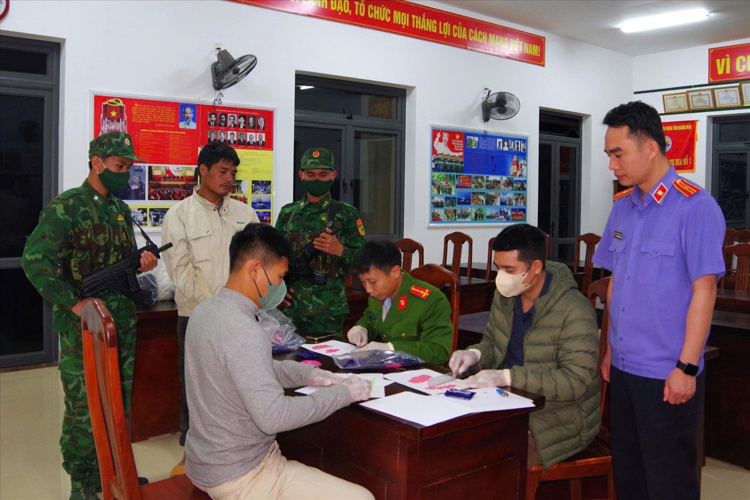 Tổ công tác đã lập biên bản bắt người phạm tội quả tang, đưa đối tượng, tang vật và phương tiện về Đồn Biên phòng Đắk Long để tiếp tục điều tra, xử lý theo quy định của pháp luật