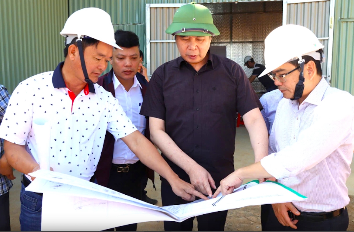 Ông Lâm Hải Giang, Phó Chủ tịch UBND tỉnh Gia Lai (đứng giữa) yêu cầu nhà thầu đẩy nhanh tiến độ thi công, đồng thời đảm bảo chất lượng các trường nội trú liên cấp tại các xã biên giới. (Ảnh: H.T)