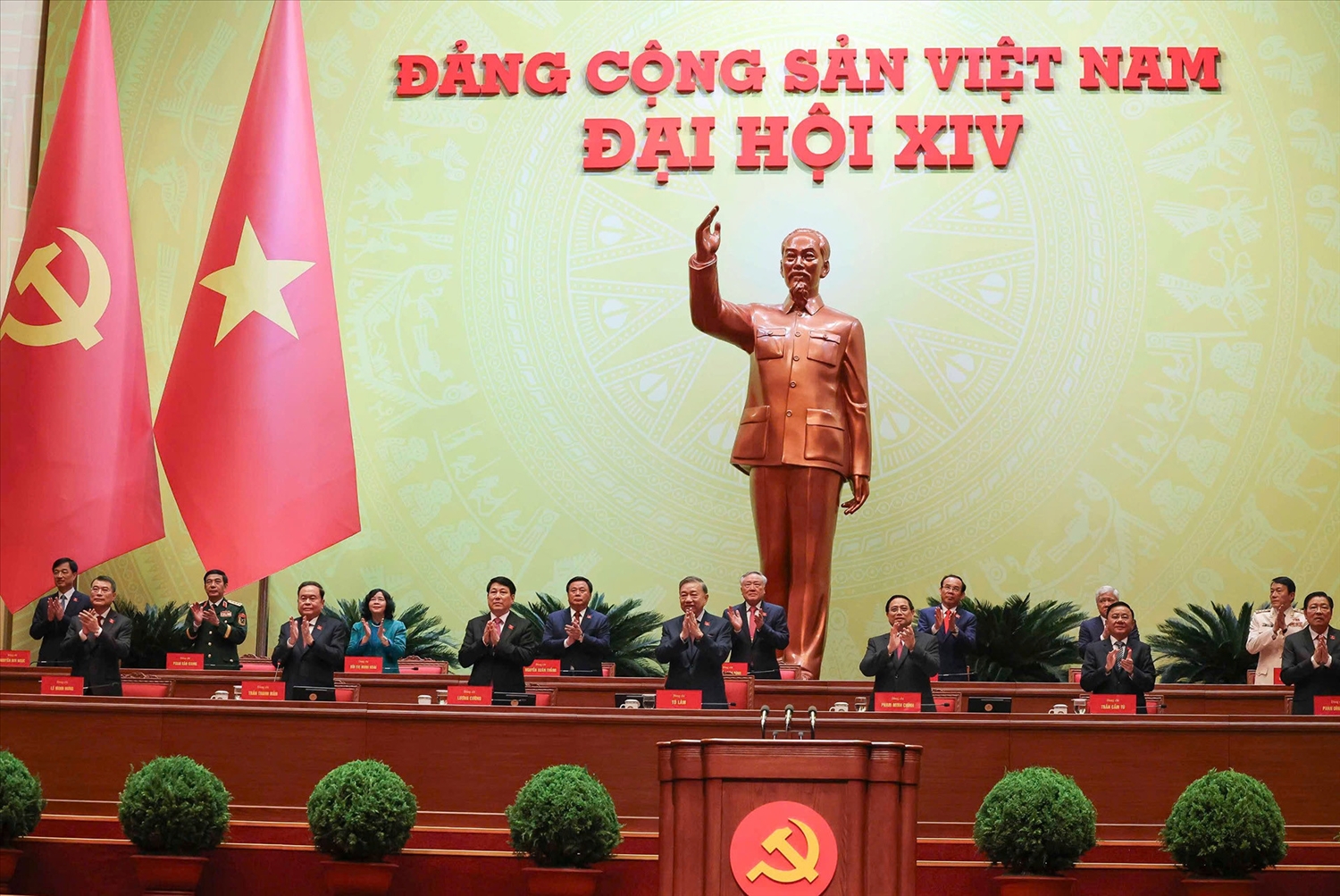 Các ủy viên Bộ Chính trị trong đoàn Chủ tịch đại hội