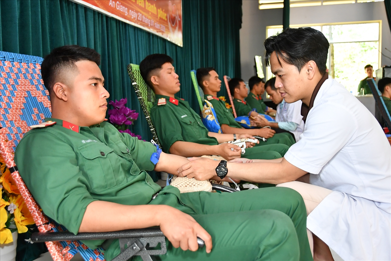 Các hạ sĩ quan, binh sĩ chuẩn bị xuất ngũ năm 2025 cùng nhiều cán bộ, sĩ quan, quân nhân chuyên nghiệp tham gia hiến máu