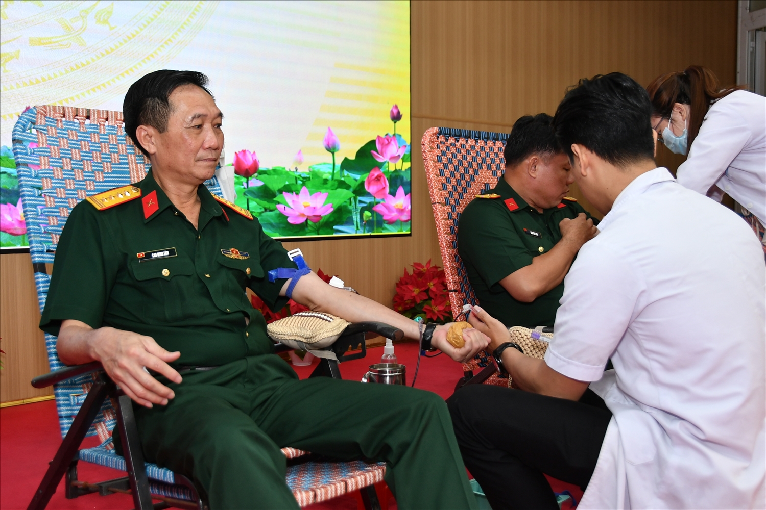 Đại tá Cao Minh Tâm, Phó Chính ủy Bộ Chỉ huy Quân sự tỉnh An Giang, tham gia hiến máu tại chương trình