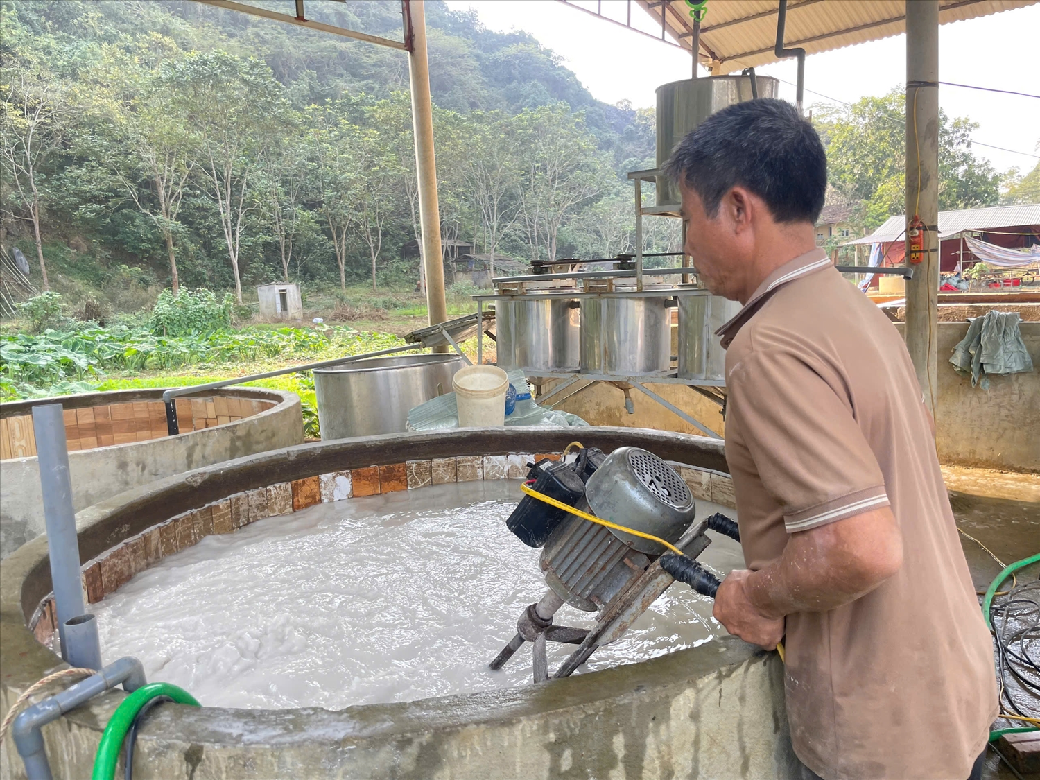 Khuấy bột, một trong những công đoạn đầu tiên của sản xuất miến dong.