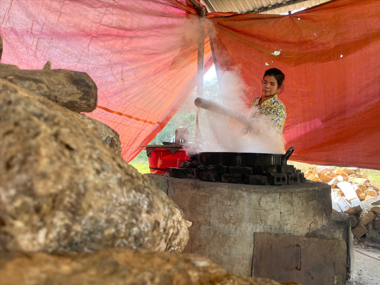 Một trong những công đoạn làm miến dong.