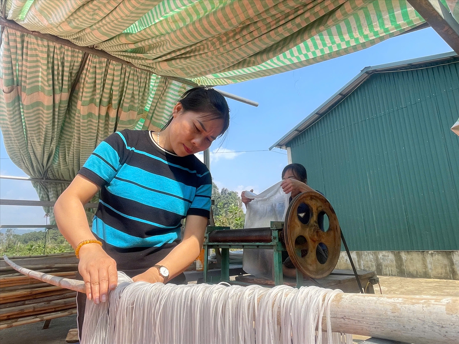 Công đoạn cắt sợi bánh.