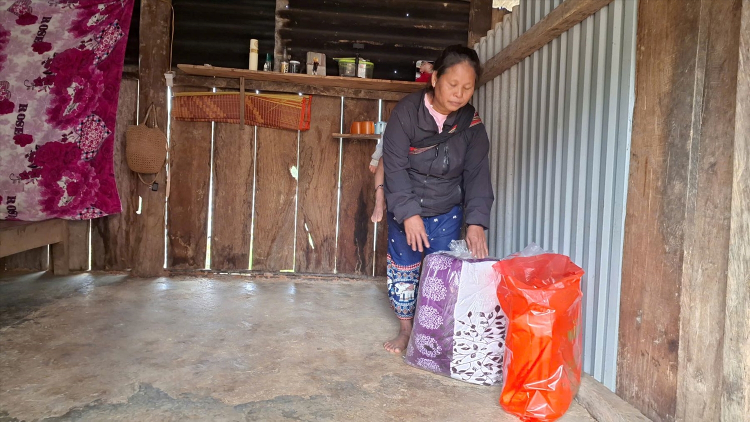 Chị Hồ K Lân đã có nhu yếu phẩm để đón Tết. Ảnh: Phạm Tiến