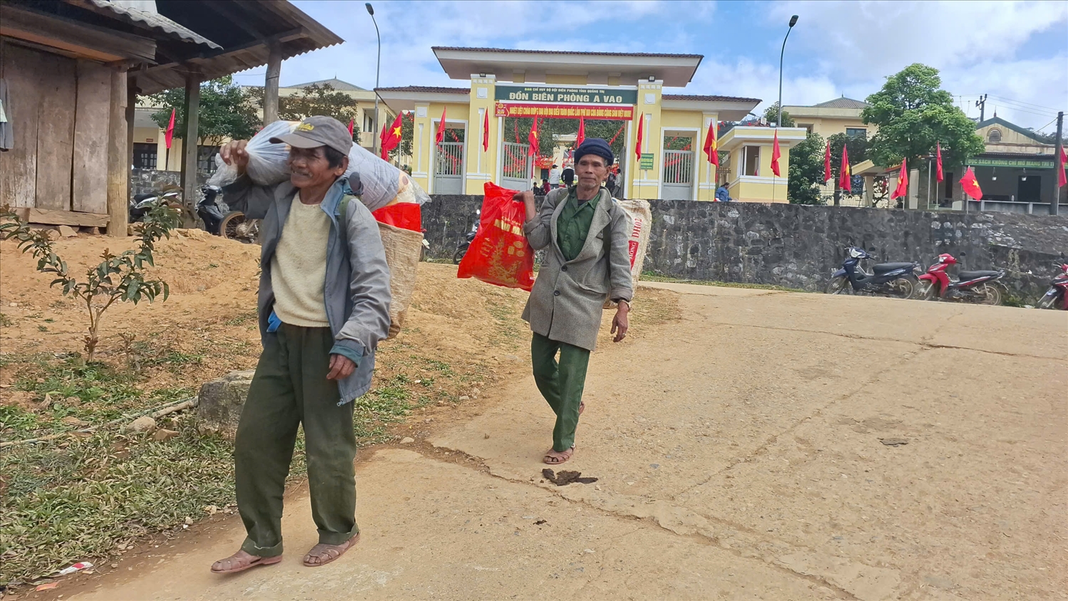 Chăn ấm, dầu ăn, bánh kẹo...gúp bà con Pa Cô ở thôn Pa Linh giảm bớt khó khăn trong dịp Tết. Ảnh: Phạm Tiến