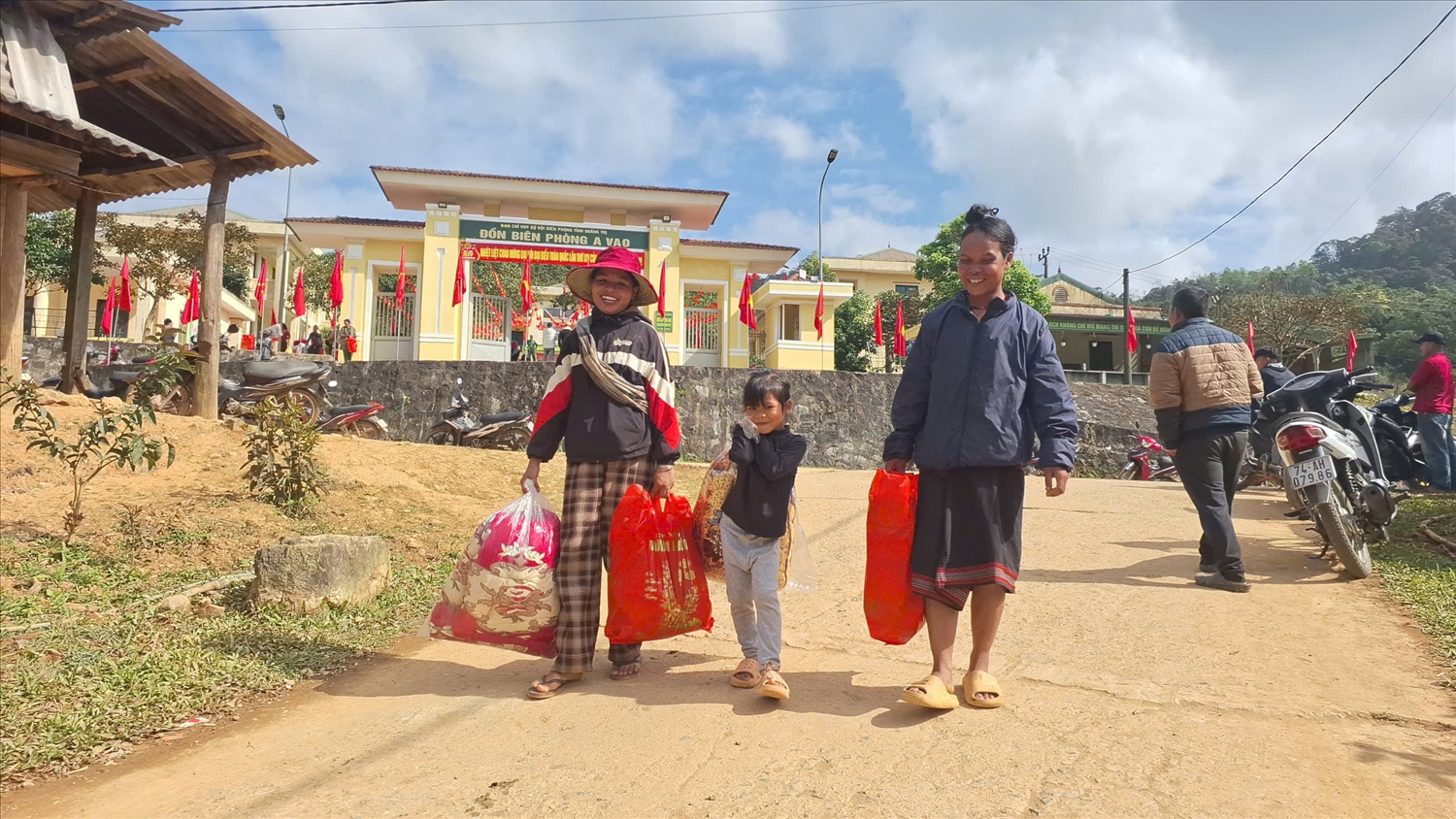 Miền vui đến với bà con trước Tết Nguyên đán. Ảnh: Phạm Tiến