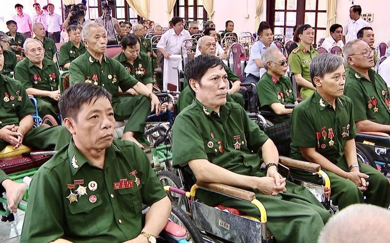 Dịp Tết Bính Ngọ, người có công với cách mạng và thân nhân liệt sĩ được tặng quà theo hai mức: 600.000 đồng/người và 300.000 đồng/người (Ảnh TL)