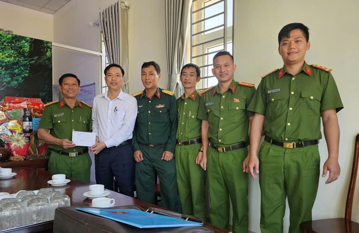 Lãnh đạo Đảng ủy xã Ea Rốk thăm hỏi lực lượng Công an xã