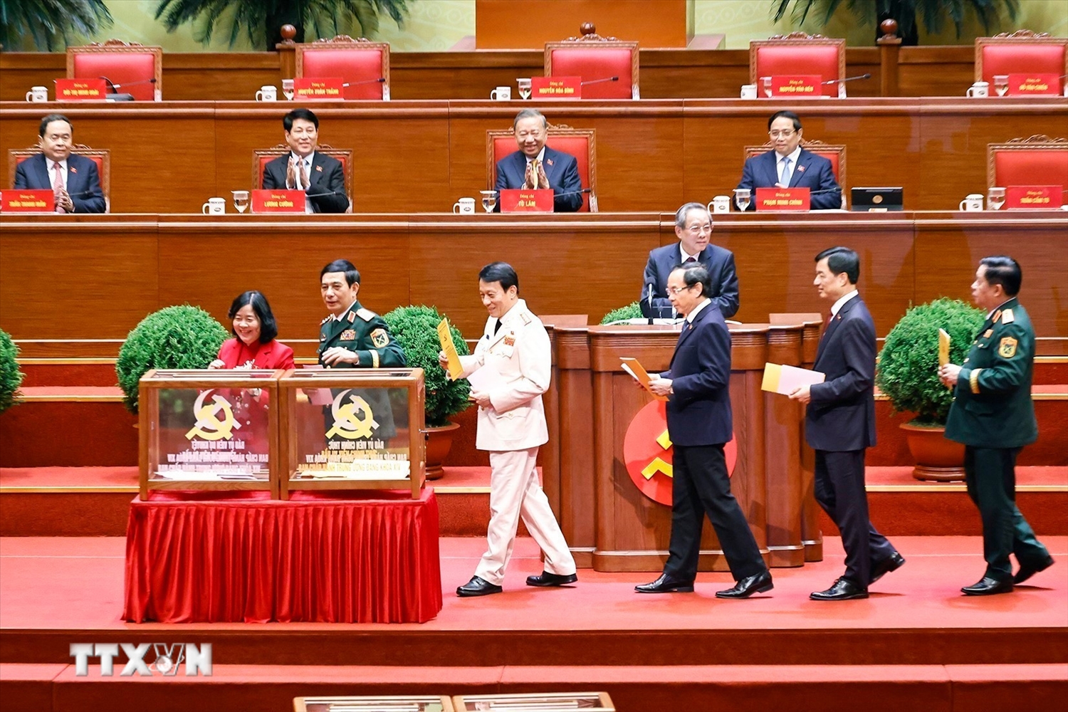 Các đồng chí lãnh đạo Đảng và Nhà nước bỏ phiếu bầu Ủy viên Trung ương chính thức và Ủy viên dự khuyết Ban Chấp hành Trung ương Đảng khóa XIV. (Ảnh: TTXVN)