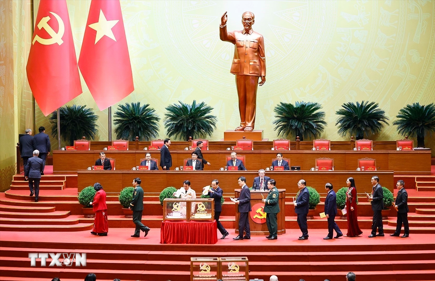 Các đồng chí lãnh đạo Đảng và Nhà nước bỏ phiếu bầu Ban Chấp hành Trung ương Đảng khóa XIV. (Ảnh: TTXVN)