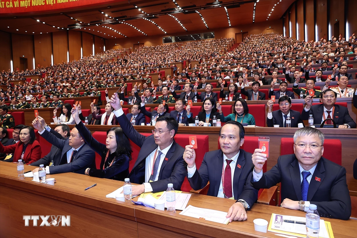 Các đại biểu biểu quyết thông qua danh sách bầu cử Ban chấp hành Trung ương Đảng khóa XIV. (Ảnh: TTXVN)