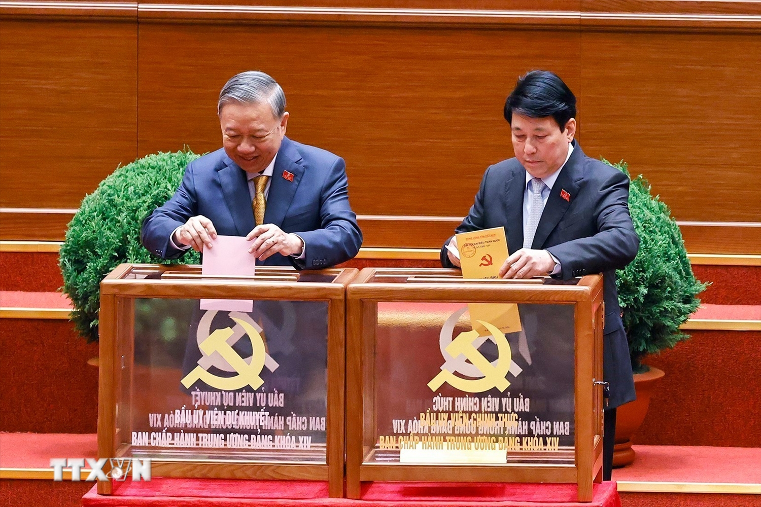 Tổng Bí thư Tô Lâm và Chủ tịch nước Lương Cường bỏ phiếu bầu các Ủy viên Trung ương chính thức và các Ủy viên dự khuyết Ban Chấp hành Trung ương Đảng khóa XIV. (Ảnh: TTXVN)