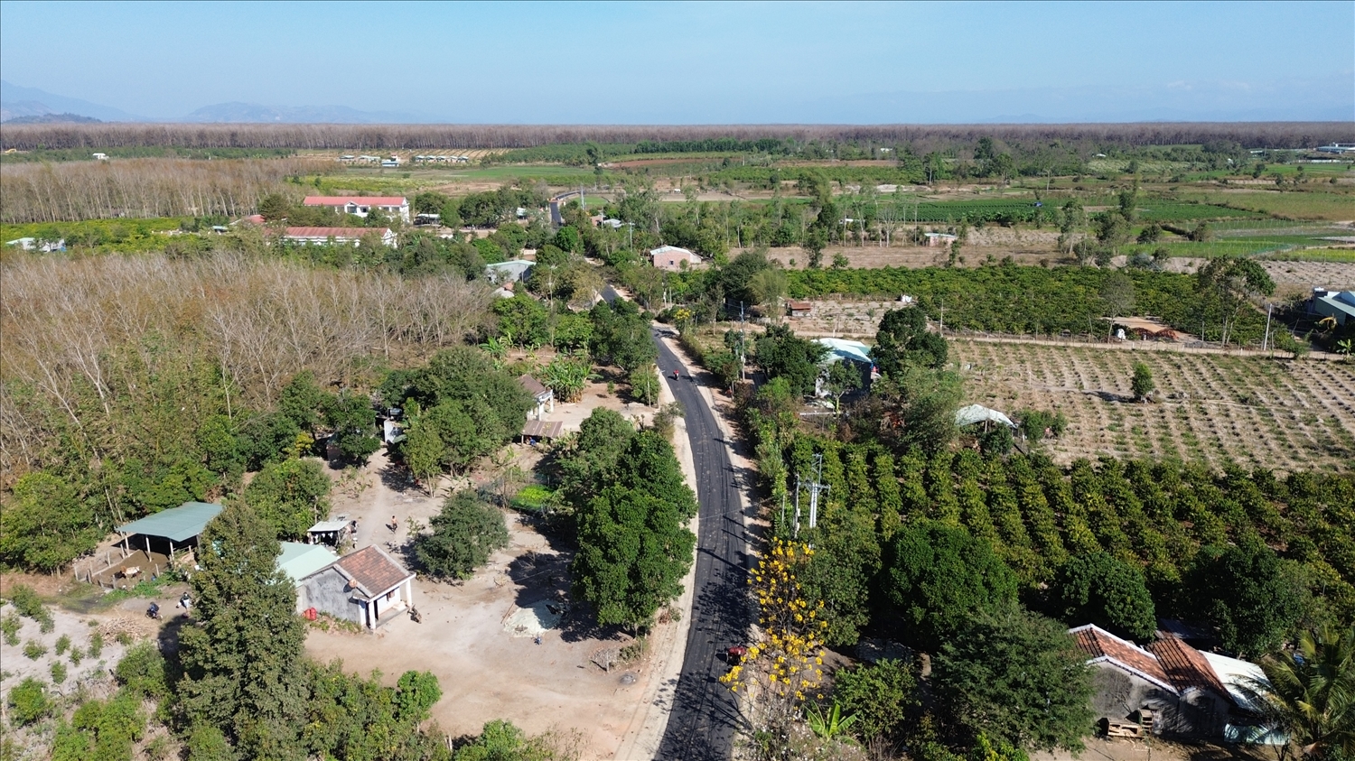 Con đường mới hoàn thành tạo nên diện mạo mới cho các làng đồng bào DTTS ở xã Ia Chim. (Ảnh: Ngọc Chí)