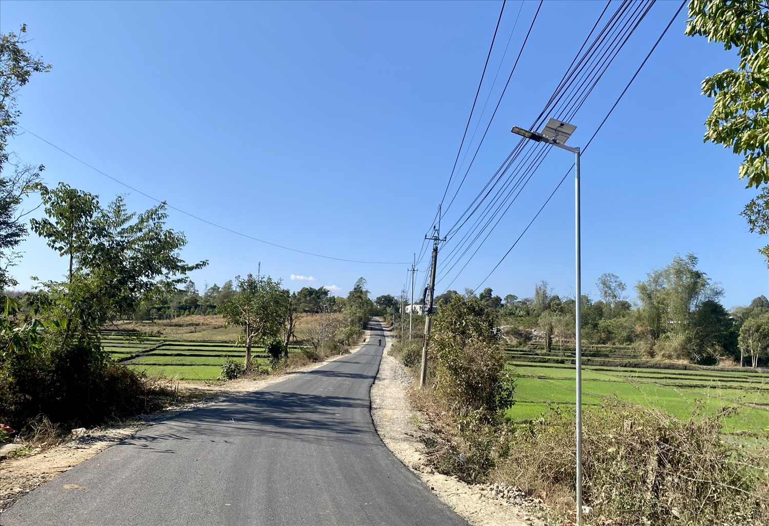 UBND xã Ia Chim đã huy động nguồn lực xã hội hóa làm hệ thống điện chiếu sáng bằng năng lượng mặt trời, giúp người dân đi lại thuận tiện vào ban đêm. (Ảnh: Ngọc Chí)