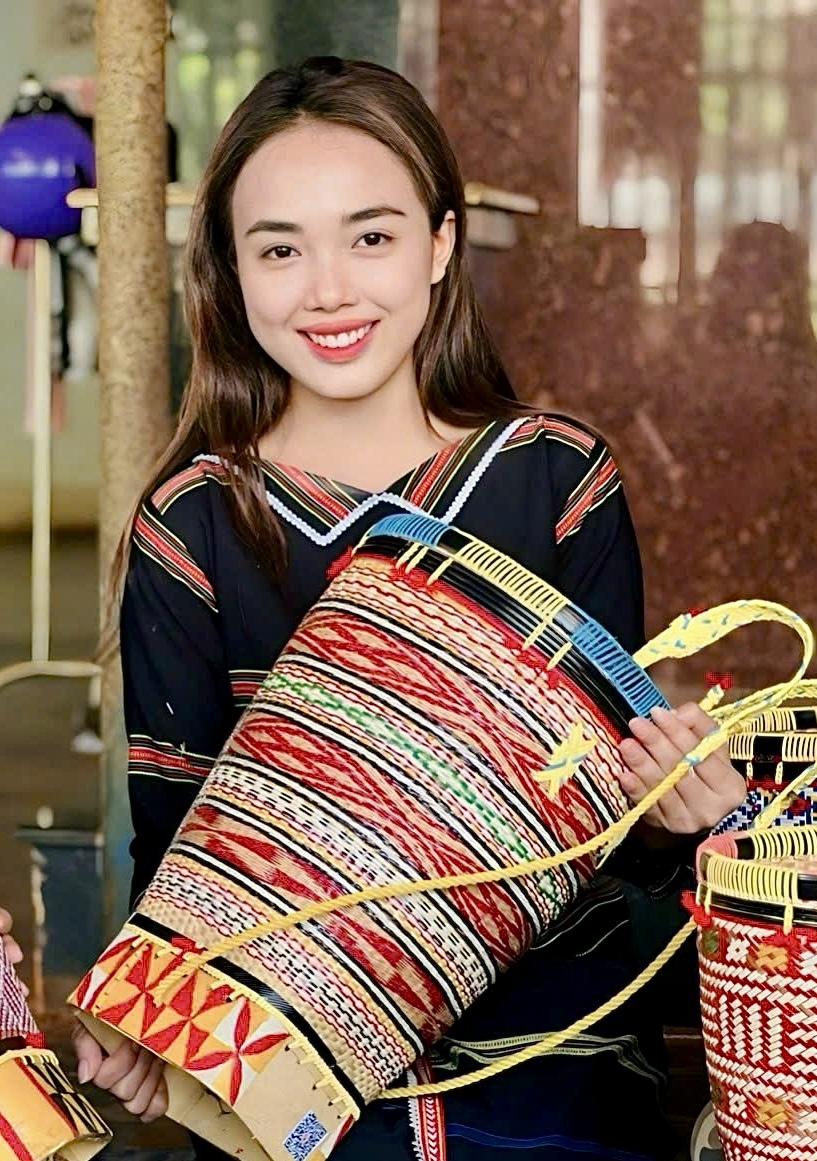 Chị Rơ Mah H’Dịu, Phó Chủ tịch Uỷ ban Mặt trận Tổ quốc Việt Nam xã, Bí thư Đoàn Thanh niên xã Đức Cơ bày tỏ niềm tin vào Đại hội XIV của Đảng