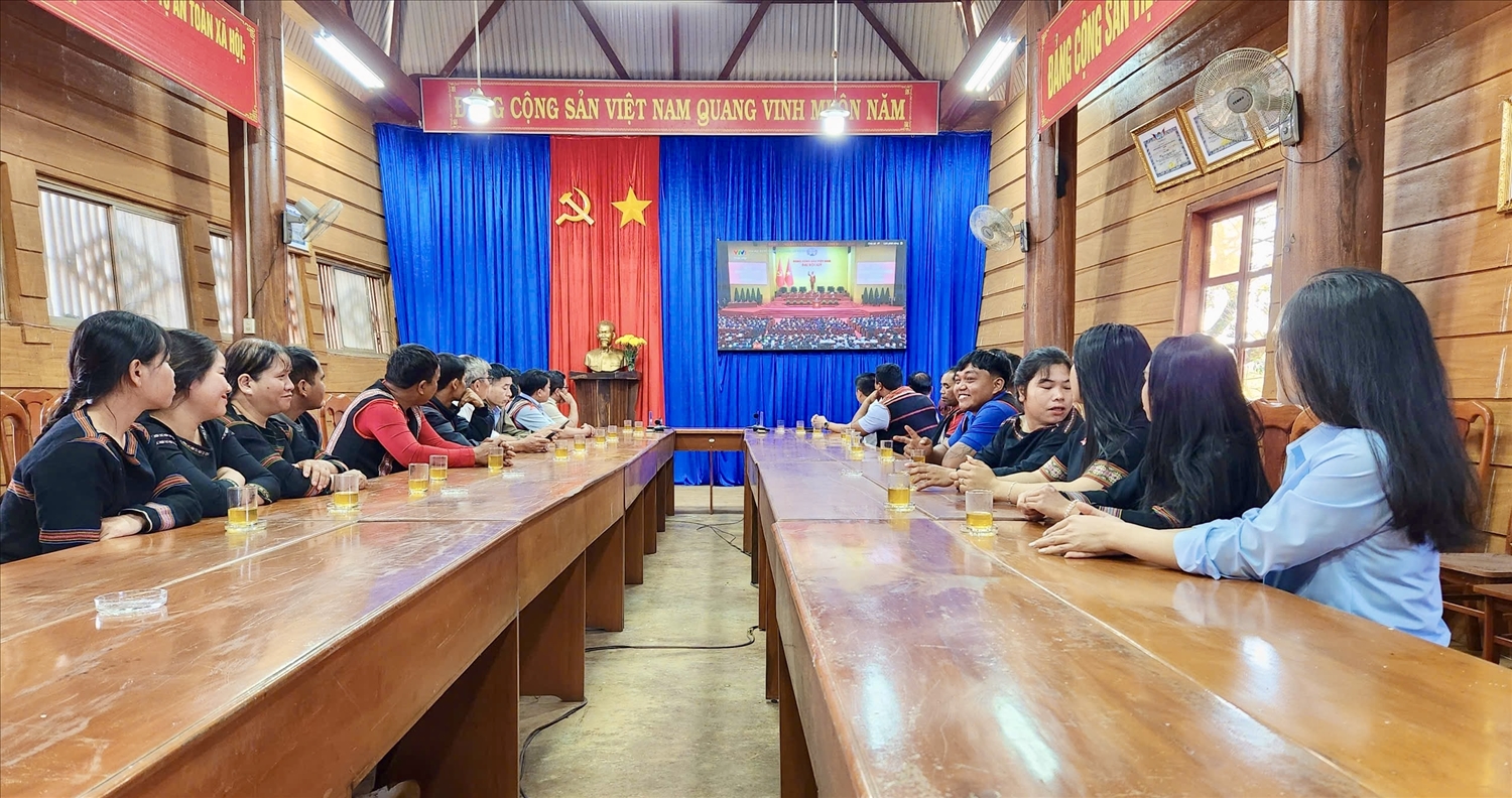 Tuỏi trẻ DTTS tỉnh Gia Lai luôn dõi theo các phiên thảo luận sôi nổi trong Đại hội đại biểu toàn quốc lần thứ XIV của Đảng