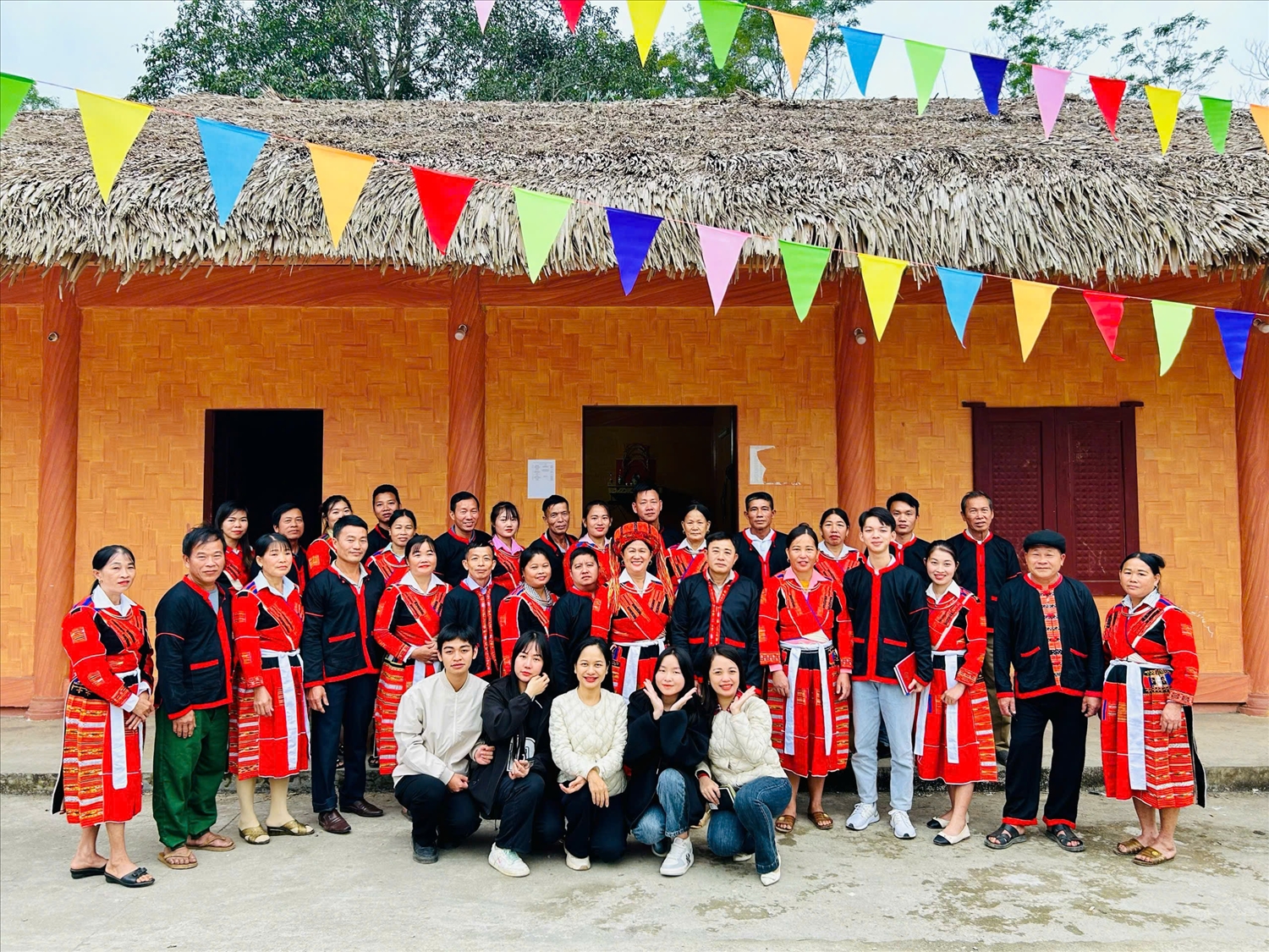Hoàng Văn Hiếu cùng nhóm nghiên cứu của mình tại buổi thu thập tư liệu phục vụ nghiên cứu khoa học