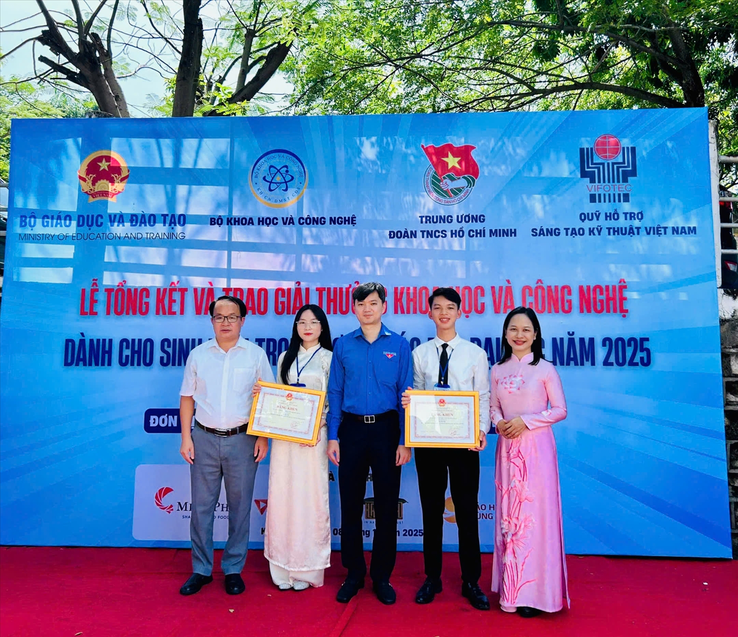 Ts. Nguyễn Minh Triết - Bí thư Trung ương Đoàn TNCS Hồ Chí Minh chụp cùng Hoàng Văn Hiếu (thứ 2 từ phải sang) sau buổi lễ trao giải Khoa học và Công nghệ 