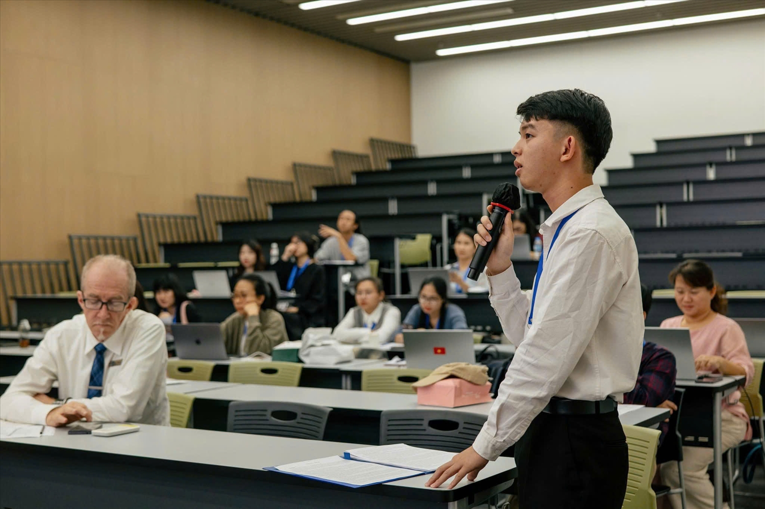 Hoàng Văn Hiếu báo cáo tham luận tại hội thảo quốc tế, được tổ chức ở trường Đại học Văn Lang và trường Đại học Tây Nguyên