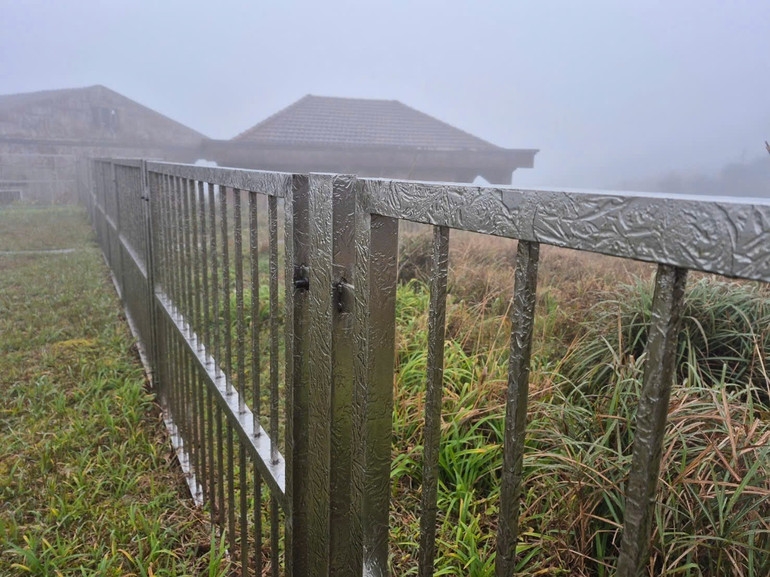 Theo dự báo, không khí lạnh sẽ tiếp tục duy trì với nền nhiệt phổ biến từ 6-10°C, khu vực Mẫu Sơn dao động từ 0-3°C kèm theo mưa nhỏ và gió Đông Bắc mạnh