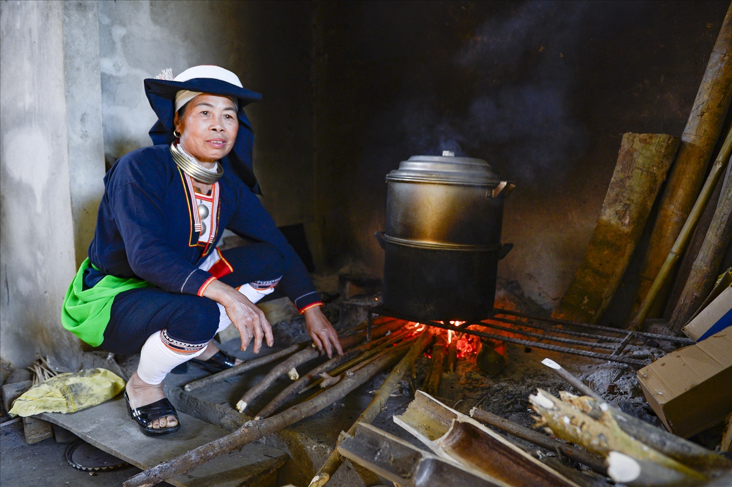 Từ sáng sớm, những người phụ nữ đã dậy thổi lửa, đồ xôi chuẩn bị ăn Tết.