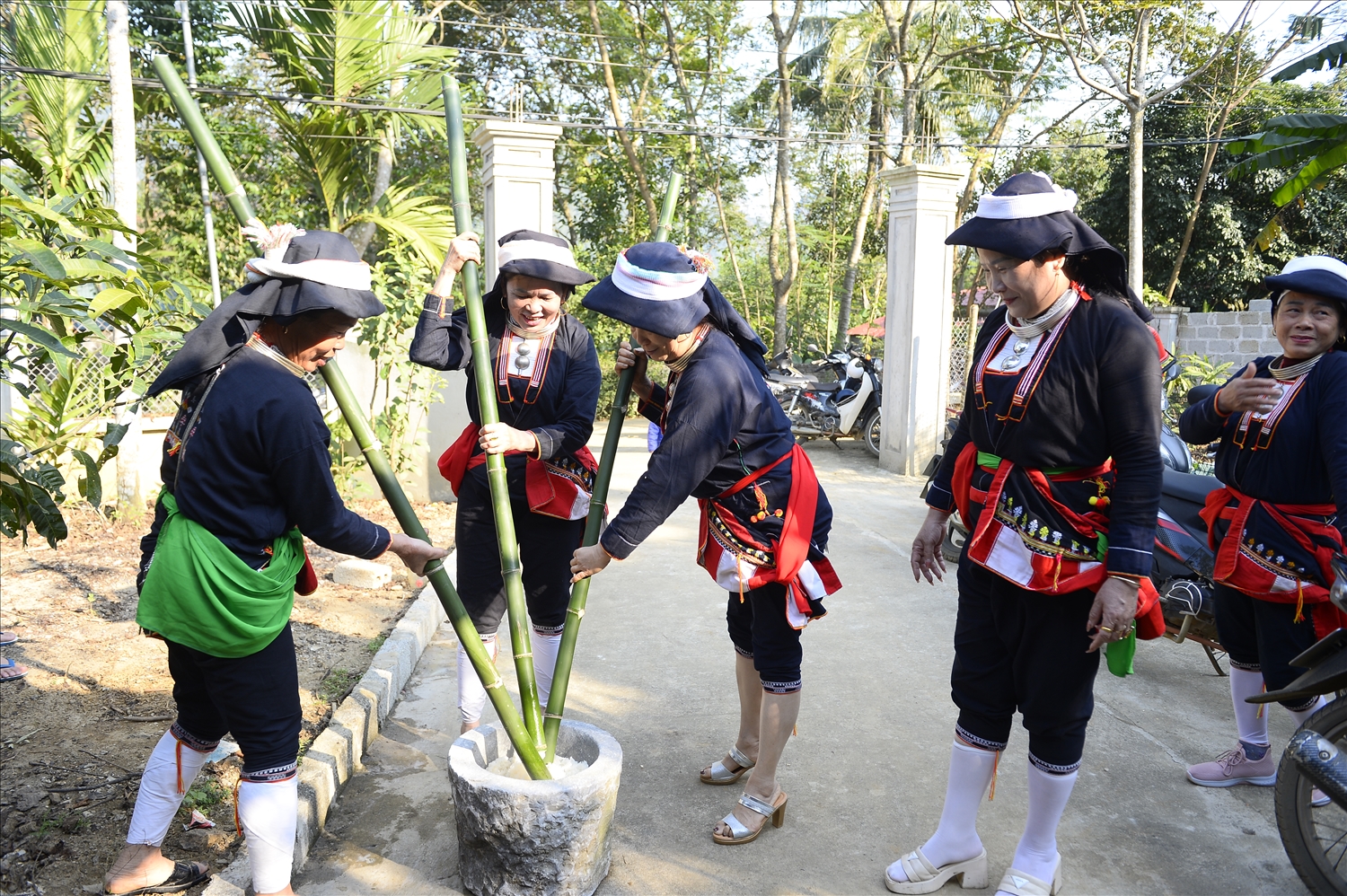 Giã bánh dầy chuẩn bị cho Tết năm cùng