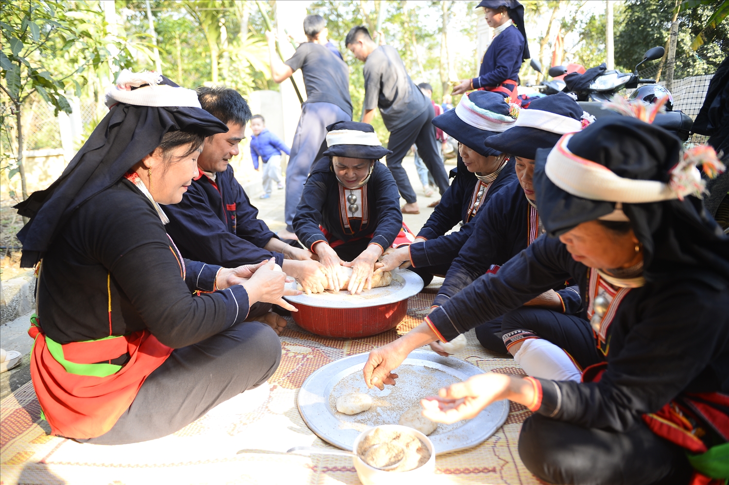 Phụ nữ Dao chuẩn bị cỗ cho Tết năm cùng