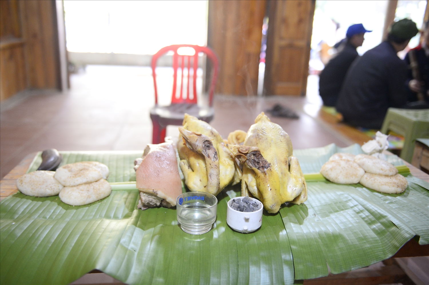 Gà và lợn luộc không thể thiếu trong mâm cúng