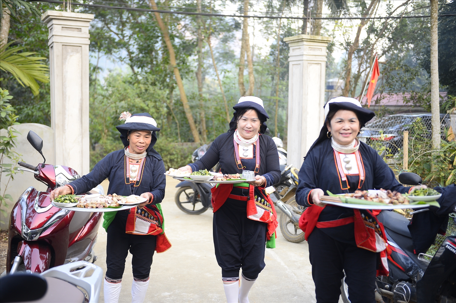 Mâm cơm cúng tổ tiên được hoàn thiện