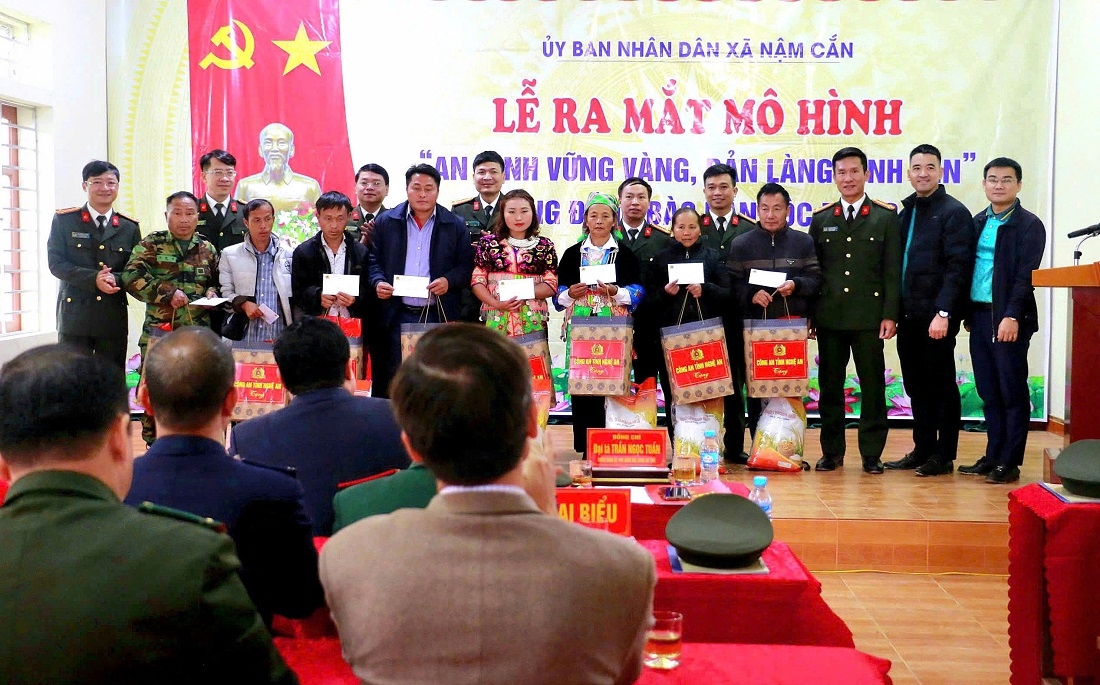 Công an tỉnh tặng quà cho bà con nhân dân xã Nậm Cắn