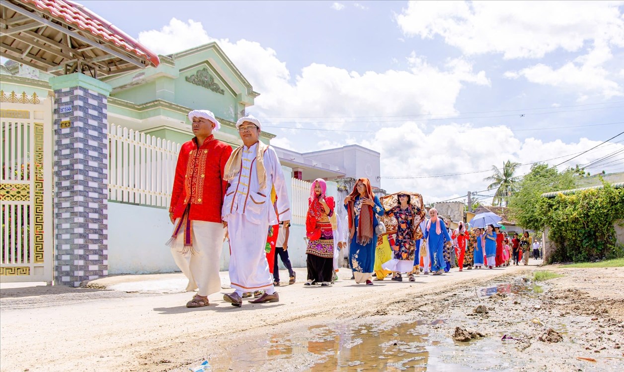 Họ nhà trai trên đường đi đến nhà cô dâu trong ngày cưới.